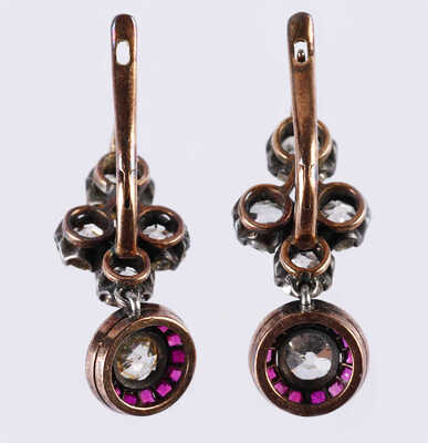 Серьги из желтого и белого металла, общим весом 6,09 грамма, содержат вставки из бриллиантов и рубинов